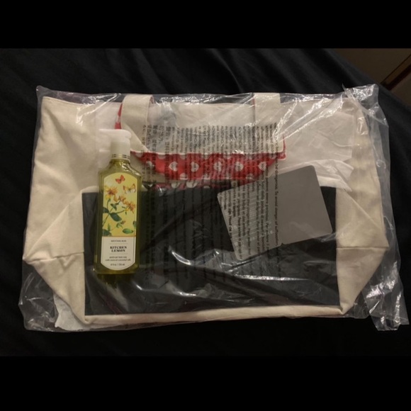 MINNIE & MICKEY MOUSE FOREVER LOVE TOTE - Picture 9 of 9